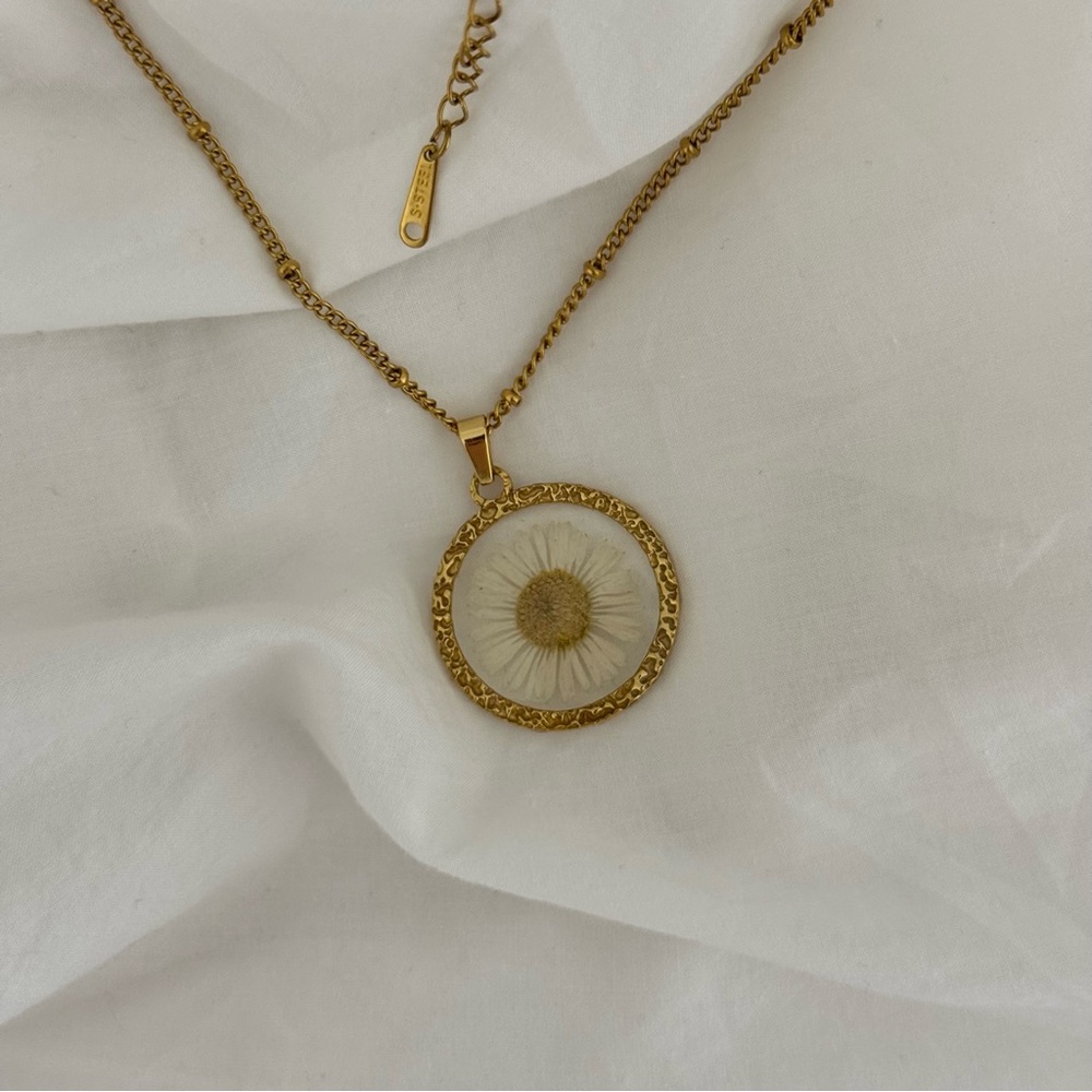 Retro Gold Vintage inspired Women’s‎ Y2K Floral Pendant Necklace - Picture 3 of 4